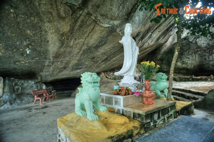 Cửa hang dẫn vào chùa nằm sau một khoảng sân nhỏ bằng phẳng. Ngay trên vòm cửa có một tảng đá khổng lồ cong cong hình mu rùa. Tảng đá này dày tới gần 10 mét, chạy dài đến hàng chục mét, nhô ra phía trước 5-6 mét, tạo thành một mái che tự nhiên.