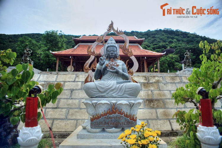 2. Nằm ở địa phận thôn Hội Khánh, xã Mỹ Hòa, huyện Phù Mỹ, chùa Hang (còn gọi là Thạch Cốc tự, Thiên Sanh Thạch tự) là một thắng cảnh nổi tiếng của tỉnh Bình Định. Chùa được khai sơn vào năm 1613 dưới thời chúa Nguyễn Phúc Nguyên.