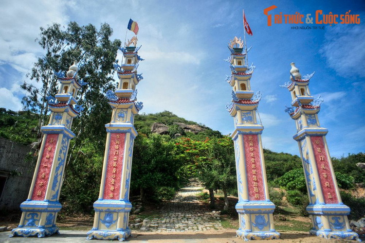 2. Nằm trên sườn phía Đông Nam núi Bà, thuộc huyện Phù Cát, Linh Phong Thiền Tự còn gọi là chùa Ông Núi, là một trong những ngôi cổ tự danh tiếng bậc nhất Bình Định. Chùa hình thành năm 1702, thời chúa Nguyễn Phúc Chu, khi một nhà sư đến hang đá trên núi Bà ẩn tu.