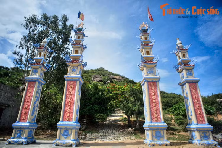 2. Nằm trên sườn phía Đông Nam núi Bà, thuộc huyện Phù Cát, Linh Phong Thiền Tự còn gọi là chùa Ông Núi, là một trong những ngôi cổ tự danh tiếng bậc nhất Bình Định. Chùa hình thành năm 1702, thời chúa Nguyễn Phúc Chu, khi một nhà sư đến hang đá trên núi Bà ẩn tu.