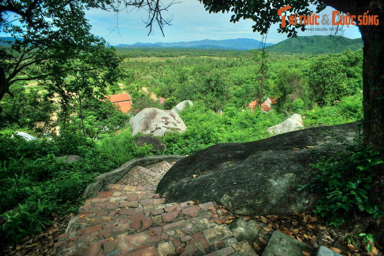 Chùa Hang gồm nhiều hạng mục công trình khác nhau, trong đó ngôi chùa chính nằm trên sườn núi Lý Thạch. Để lên chùa, phải vượt qua hàng trăm bậc thang quanh co, khúc khuỷu len lỏi qua những phiến đá tự nhiên và cây rừng xum xuê.
