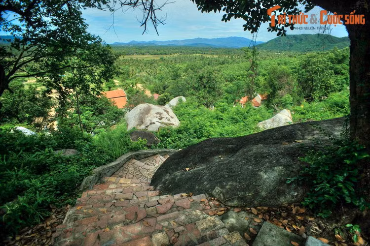 Chùa Hang gồm nhiều hạng mục công trình khác nhau, trong đó ngôi chùa chính nằm trên sườn núi Lý Thạch. Để lên chùa, phải vượt qua hàng trăm bậc thang quanh co, khúc khuỷu len lỏi qua những phiến đá tự nhiên và cây rừng xum xuê.