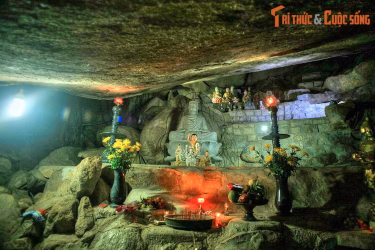 Đi vào trong, lòng hang rộng chừng 5 mét, sâu khoảng 20 mét, nhuốm màu thâm nghiêm, huyền bí. Bàn thờ Phật của chùa Hang được đặt trang trọng ở trung tâm của hang. Phía sau bàn thờ Phật có đường thông lên núi, nơi có thể phóng tầm mắt ra cả bốn phía...