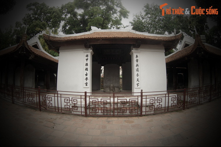 Đặc biệt, trong các nước có ảnh hưởng của Nho giáo như Trung Quốc, Hàn Quốc, Việt Nam thì chỉ có Việt Nam có bia Tiến sĩ mang nội dung phản ảnh tư tưởng chính trị, triết học, giáo dục khoa cử của triều đại.