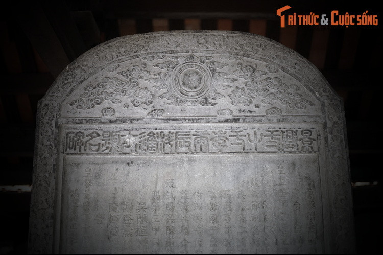 Trang trí trên bia rất đa dạng, phản ánh sự phát triển hình tượng nghệ thuật theo thời gian, nhờ đó mà hiểu được lịch sử phát triển mỹ thuật của Việt Nam từ thế kỷ 15 đến thế kỷ 18. Đây là những bằng chứng sống động của trí tuệ và bàn tay khéo léo của những nghệ nhân Việt Nam.