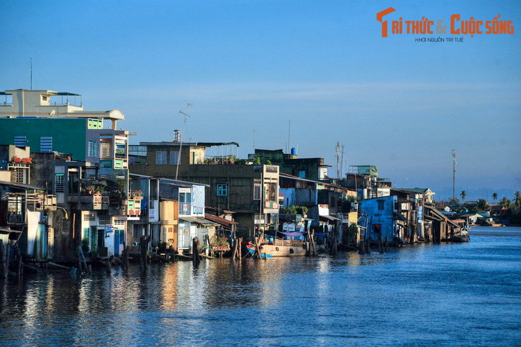 Những ngôi nhà nhô ra mặt sông Bảo Định là một hình ảnh đặc trưng về thành phố Mỹ Tho, thủ phủ tỉnh Tiền Giang. Được khơi thông vào thời vua Gia Long, sông Bảo Định được coi là con kênh đào chiến lược quan trọng đầu tiên của miền Tây Nam Bộ.