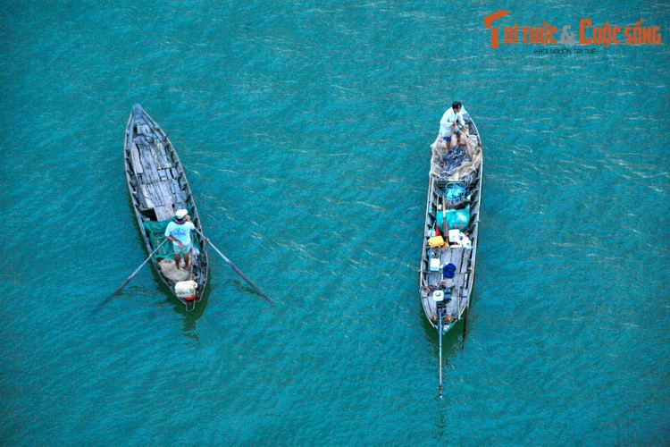 Khung cảnh đời thường của cuộc mưu sinh trên mặt nước. Trong nhiều thế kỷ qua, cuộc sống của hàng vạn gia đình ở Tiền Giang gắn liền với sông Tiền và các nhánh sông lân cận.