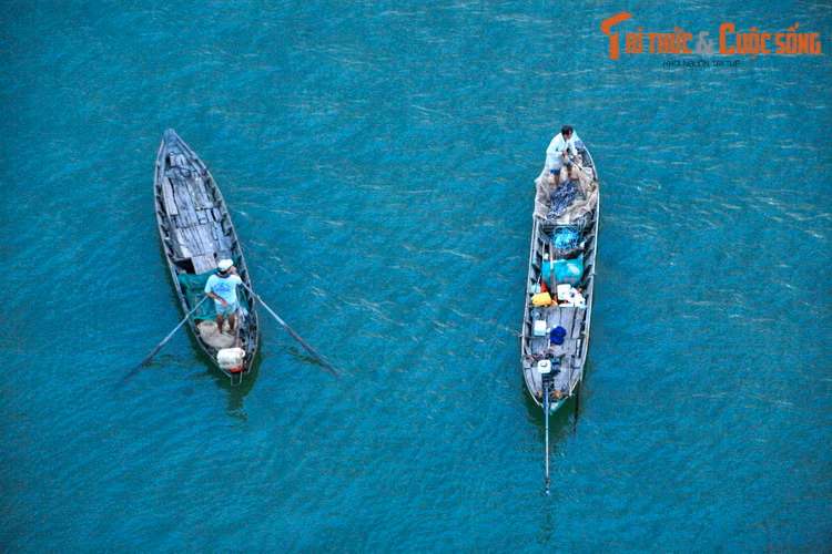 Khung cảnh đời thường của cuộc mưu sinh trên mặt nước. Trong nhiều thế kỷ qua, cuộc sống của hàng vạn gia đình ở Tiền Giang gắn liền với sông Tiền và các nhánh sông lân cận.