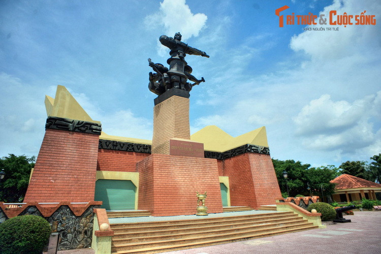 Tượng đài chiến thắng Rạch Gầm - Xoài Mút ở huyện Châu Thành, tỉnh Tiền Giang. Bên cạnh khung cảnh thơ mộng, sông nước Tiền Giang còn là nơi ghi dấu những chiến công hiển hách trong sự nghiệp bảo vệ tổ quốc của dân tộc Việt Nam.