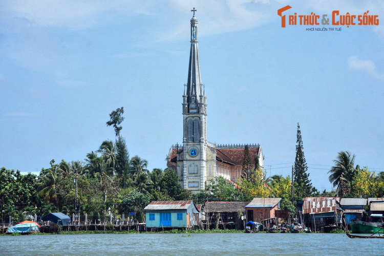 Nhà thờ Cái Bè sừng sững bên bờ sông Tiền. Được coi là nhà thờ đẹp nhất miền Tây, công trình được xây dựng vào khoảng những năm 1930, theo kiểu kiến trúc Roman. Mặt ngoài nhà thờ có các họa tiết trang trí cầu kỳ hiếm nhà thờ nào khác sánh bằng.