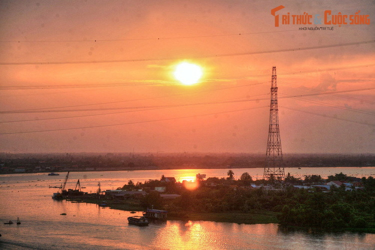 Cảnh hoàng hôn trên sông Tiền, nhìn từ cầu Mỹ Thuận, cây cầu dây văng nối liền hai tỉnh Tiền Giang và Vĩnh Long.