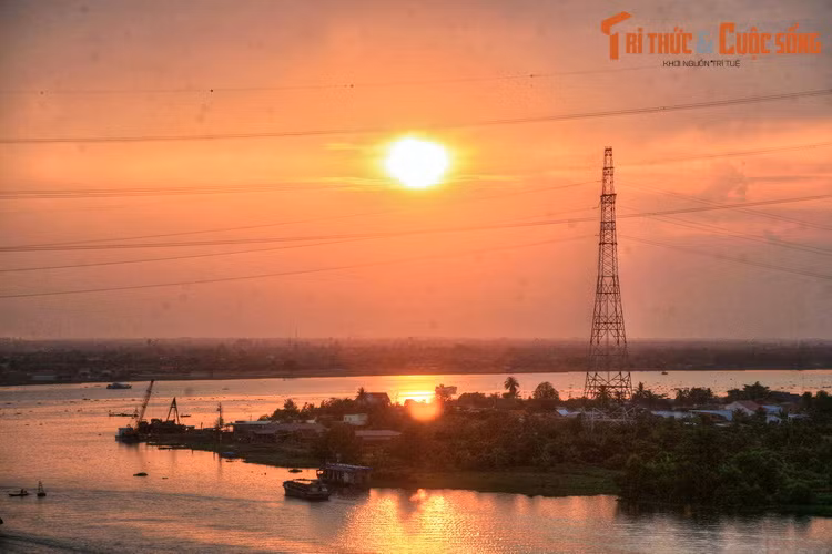 Cảnh hoàng hôn trên sông Tiền, nhìn từ cầu Mỹ Thuận, cây cầu dây văng nối liền hai tỉnh Tiền Giang và Vĩnh Long.