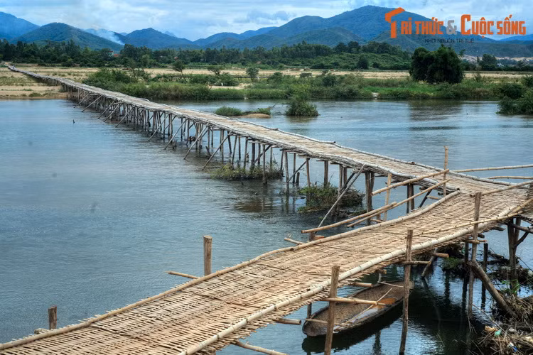 Cầu tre An Chánh bắc qua sông An Chánh ở xã Tây Bình, huyện Tây Sơn, được coi là một trong những cây cầu tre dài nhất Việt Nam.