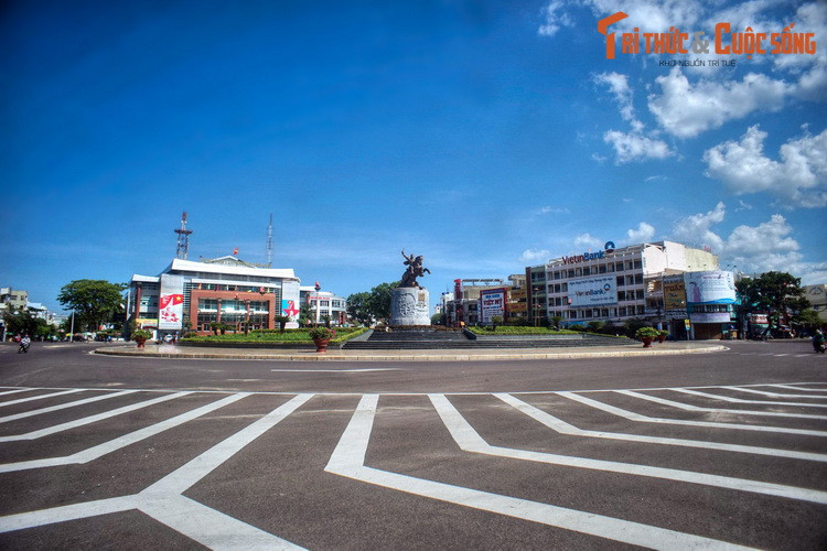 Tượng đài hoàng đế Quang Trung ở trung tâm thành phố Quy Nhơn, một hình ảnh mang tỉnh biểu tượng về thủ phủ tỉnh Bình Định.