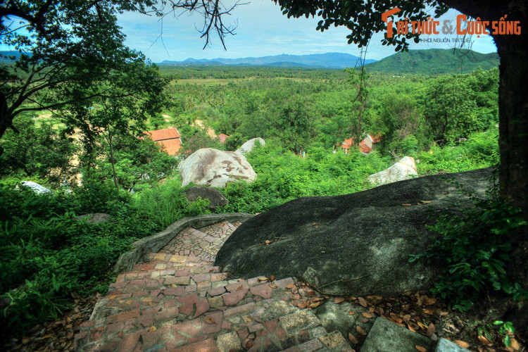 Cảnh quan nhìn từ đường lên chùa Hang (Thiên Sanh Thạch tự) ở xã Mỹ Hòa, huyện Phù Mỹ. Chùa có chính điện nằm trong hang núi, được khai sơn vào năm 1613.