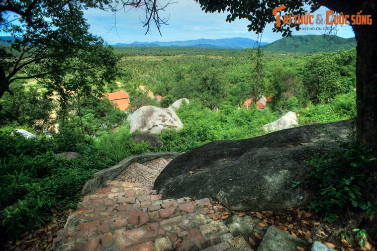 Cảnh quan nhìn từ đường lên chùa Hang (Thiên Sanh Thạch tự) ở xã Mỹ Hòa, huyện Phù Mỹ. Chùa có chính điện nằm trong hang núi, được khai sơn vào năm 1613.