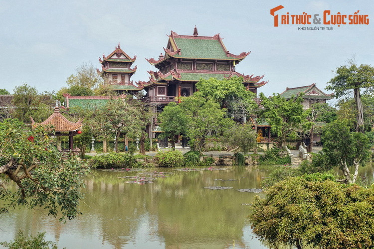 Toàn cảnh chùa Thiên Hưng, phường Nhơn Hưng, thị xã An Nhơn, ngôi chùa nổi tiếng với quy mô bề thế của Bình Định.