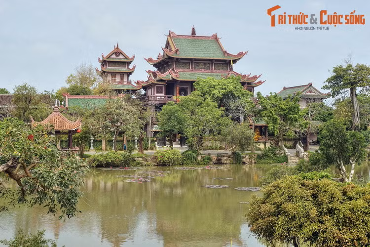 Toàn cảnh chùa Thiên Hưng, phường Nhơn Hưng, thị xã An Nhơn, ngôi chùa nổi tiếng với quy mô bề thế của Bình Định.