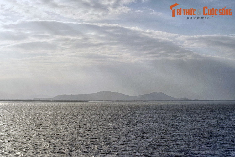 Chiều buông trên đầm Thị Nại, đầm nước mặn thuộc địa phận thành phố Quy Nhơn, huyện Tuy Phước và huyện Phù Cát. Đây là thắng cảnh nổi tiếng, đồng thời là địa danh ghi dấu nhiều sự kiện lịch sử của mảnh đất Bình Định.