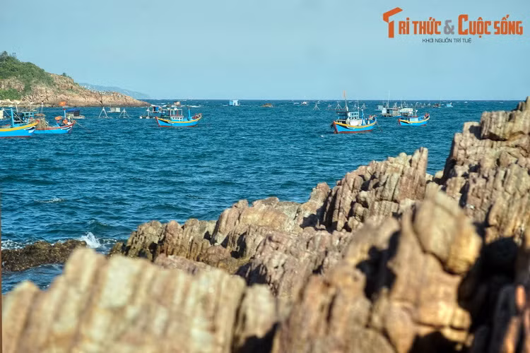 Khung cảnh ấn tượng ở ghềnh đá Bãi Xép, một thắng cảnh cách trung tâm thành phố Quy Nhơn 12 km về phía Nam.
