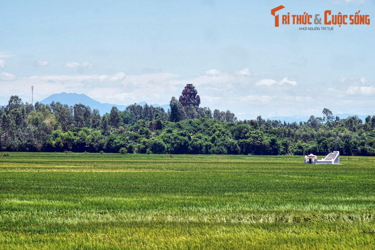 Tháp Cánh Tiên nổi bật giữa khung cảnh đồng quê ở xã Nhơn Hậu, thị xã An Nhơn, tỉnh Bình Định. Tòa tháp Chăm này được xây dựng vào thế kỷ 12.