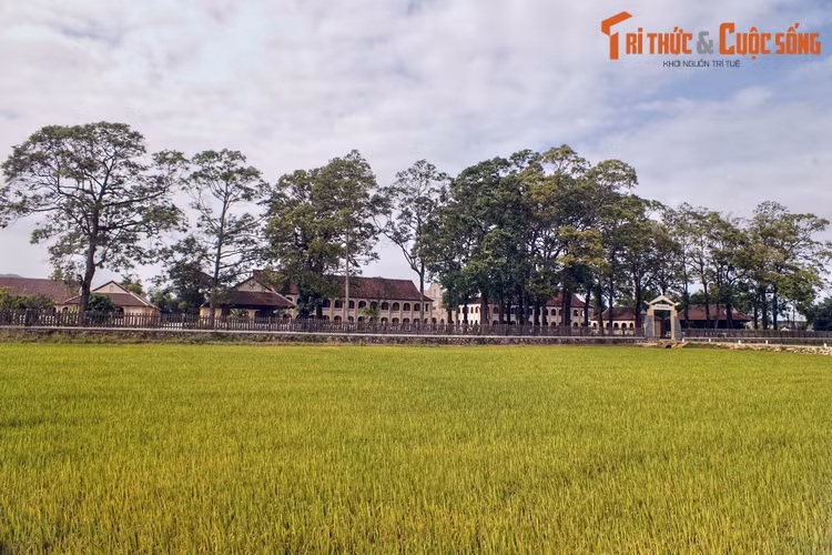 Toàn cảnh Tiểu Chủng viện Làng Sông (nhà thờ Làng Sông), công trình kiến trúc Công giáo được xây dựng từ năm 1864, nằm ở xã Phước Thuận, huyện Tuy Phước.