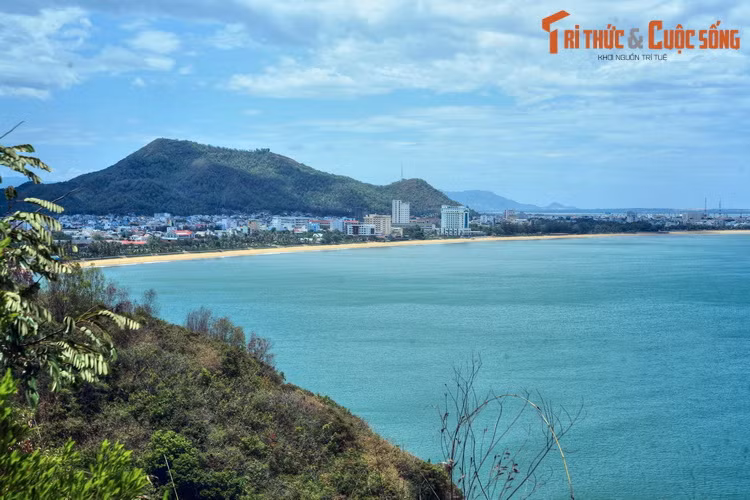 Từ núi Xuân Vân nhìn về thành phố Quy Nhơn, thủ phủ của tỉnh Bình Định. 