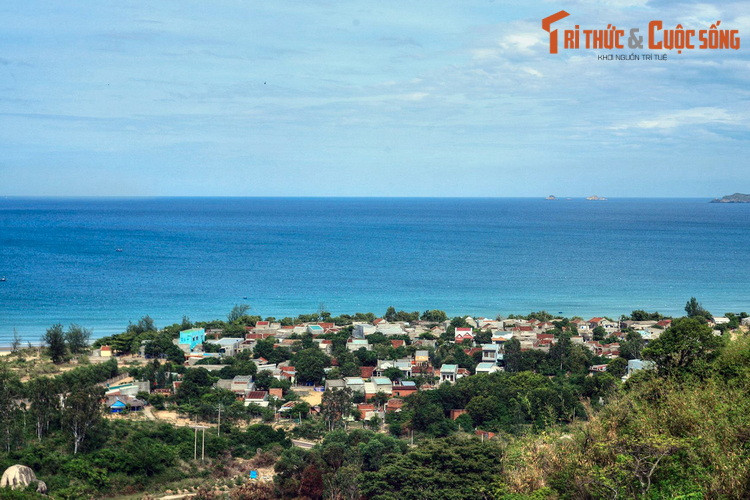 Bức tranh "trời yên, bể lặng" nhìn từ Linh Phong Thiền Tự hay chùa Ông Núi, ngôi chùa có từ năm 1702, nằm trên sườn núi Chóp Vung ở xã Cát Tiến, huyện Phù Cát.