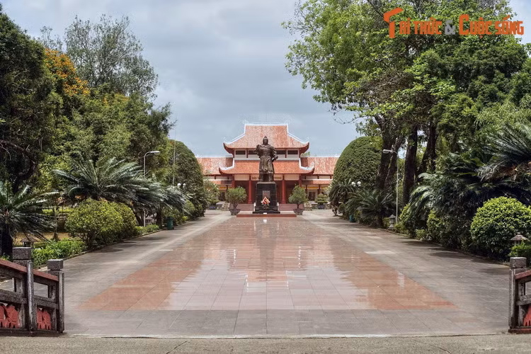 Tượng đài hoàng đế Quang Trung ở khu di tích Tây Sơn Tam kiệt, thị trấn Phú Phong, huyện Tây Sơn. Đây là chốn sinh thành của ba anh em Nguyễn Huệ, Nguyễn Nhạc, Nguyễn Lữ, những nhân vật lịch sử lỗi lạc của đất Bình Định.