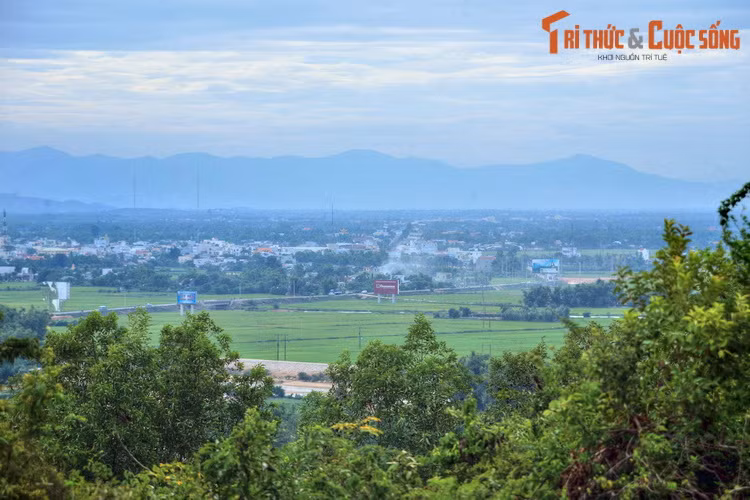 Phong cảnh Bình Định nhìn từ tháp Bánh Ít.