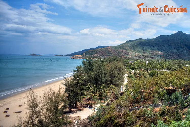 Từ núi Xuân Vân nhìn xuống làng phong Quy Hòa và bãi biển Quy Hòa.