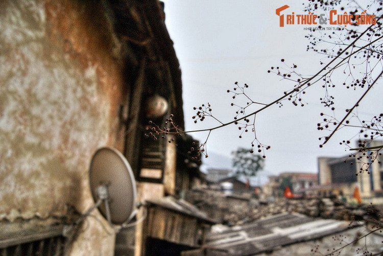 Bên cạnh đó, do sự phát triển của du lịch, các hoạt động kinh doanh bùng nổ đã khiến khu phố cổ từng bước bị “bủa vây” bởi các nhà nghỉ, khách sạn, nhà hàng hiện đại trong thị trấn... khiến những giá trị văn hóa truyền thống đứng trước nguy cơ bị xói mòn. Việc phát triển du lịch - kinh tế hài hòa với bảo tồn các giá trị tinh thần của địa phương đã trở thành một bài toán, mà có giải được nó thì phố cổ Đồng Văn mới giữ được hồn cốt của mình giữa những đổi thay của thời cuộc. (Ảnh trong bài được chụp năm 2011).