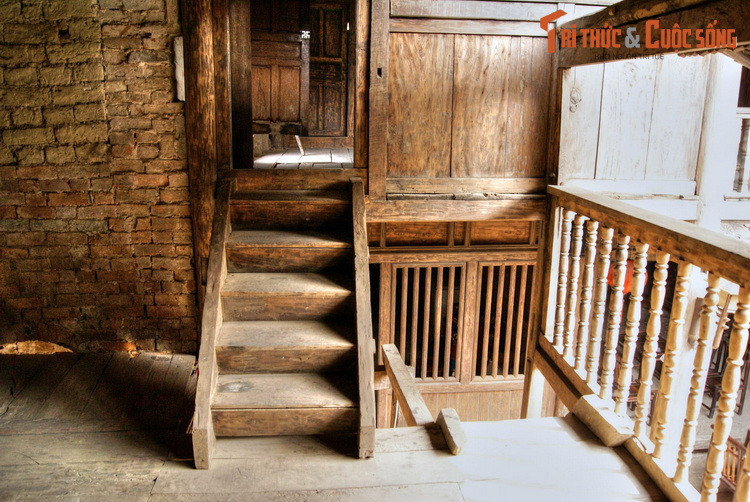 Sử dụng các vật liệu địa phương như gỗ, đá, bùn đất, từ ngoại thất đến nội thất của các ngôi nhà toát lên vẻ thô mộc, gần gũi với thiên nhiên.