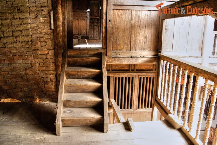 Sử dụng các vật liệu địa phương như gỗ, đá, bùn đất, từ ngoại thất đến nội thất của các ngôi nhà toát lên vẻ thô mộc, gần gũi với thiên nhiên.