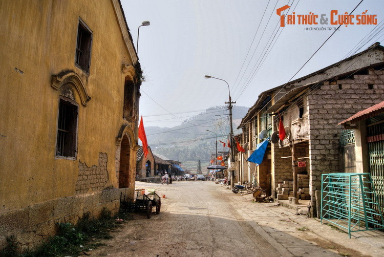Vào ngày thường, không gian ở phố cổ trên cao nguyên đá khá trầm mặc. Vào dịp cuối tuần, kỳ nghỉ lễ hoặc đến mùa hoa tam giác mạch (tháng 10-12), khu phố sẽ sôi động hơn khi du khách đổ về nhiều.
