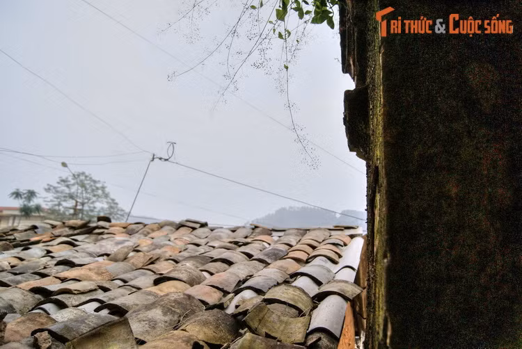 Đáng tiếc rằng vào thời điểm hiện tại, phố cổ Đồng Văn đang phải đối diện với nhiều thách thức lớn. Sau hàng trăm năm tồn tại, hết các ngôi nhà cổ đã trở nên cũ nát và xuống cấp nghiêm trọng.