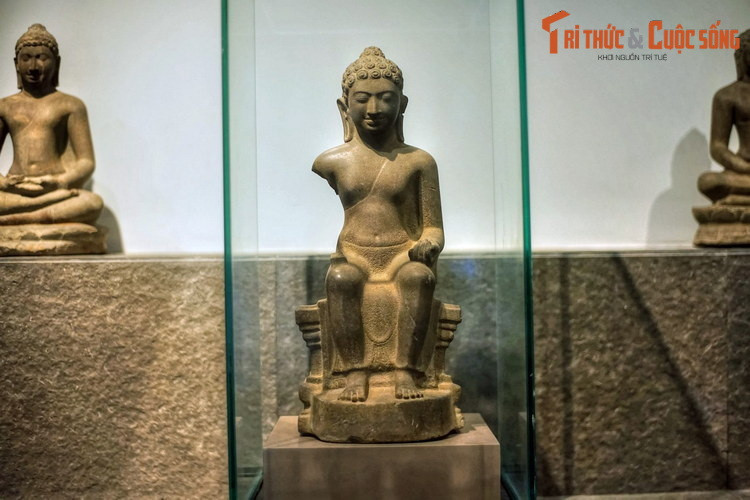 10. Bảo vật quốc gia - tượng Phật Sơn Thọ là một hiện vật của nền văn hóa Óc Eo, niên đại từ thế kỷ 6-7. Bức tượng là một tác phẩm nghệ thuật hoàn mỹ, thể hiện sự hòa trộn của nhiều phong cách lẫn kỹ thuật tạo hình từ nhiều trường phái ở khu vực xa (Ấn Độ, Môn) và gần (Chăm).