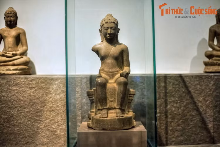 10. Bảo vật quốc gia - tượng Phật Sơn Thọ là một hiện vật của nền văn hóa Óc Eo, niên đại từ thế kỷ 6-7. Bức tượng là một tác phẩm nghệ thuật hoàn mỹ, thể hiện sự hòa trộn của nhiều phong cách lẫn kỹ thuật tạo hình từ nhiều trường phái ở khu vực xa (Ấn Độ, Môn) và gần (Chăm).