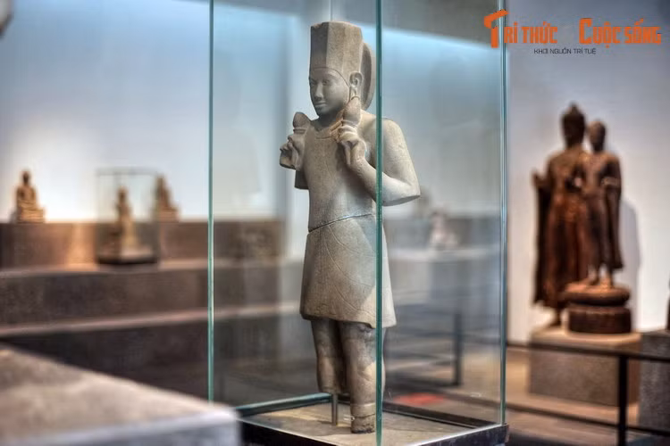4. Bảo vật quốc gia - tượng thần Surya Ba Thê có niên đại vào khoảng thế kỷ 6-7, là một hiện vật quý giá khác của nền văn hóa Óc Eo. Tác phẩm được đánh giá cao về phương diện văn hóa - lịch sử, vì có chủ thể là một vị thần quan trọng, được nhắc đến nhiều trong văn học cổ Ấn Độ.