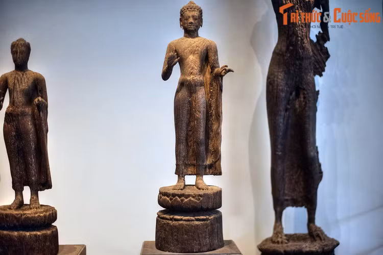 7. Bảo vật quốc gia – tượng Phật Bình Hòa thuộc về nền văn hóa Óc Eo, có niên đại từ thế kỷ 3-4. Với tuổi đời gần 2.000 năm, tượng Phật Bình Hòa là một trong những bức tượng bằng gỗ cổ xưa nhất được tìm thấy tại Việt Nam và cả khu vực Đông Nam Á.