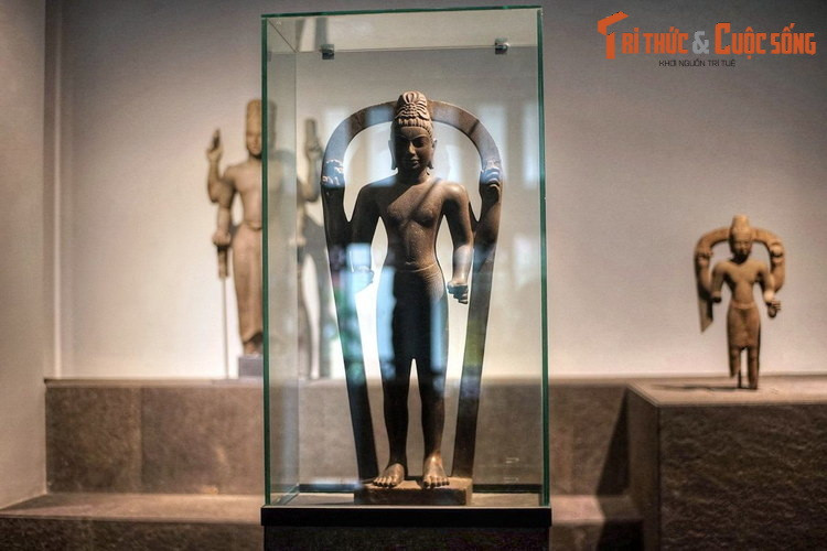 6. Bảo vật quốc gia - tượng Avalokitesvara Đại Hữu là hiện vật văn hóa Óc Eo, có niên đại từ thế kỷ 8-9. Đây là bức tượng nguyên gốc, độc bản, tiêu biểu cho loại hình điêu khắc tượng Avalokitesvara ở miền Tây Nam bộ hơn một thiên niên kỷ trước.