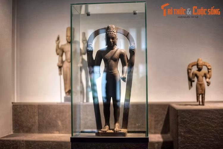 6. Bảo vật quốc gia - tượng Avalokitesvara Đại Hữu là hiện vật văn hóa Óc Eo, có niên đại từ thế kỷ 8-9. Đây là bức tượng nguyên gốc, độc bản, tiêu biểu cho loại hình điêu khắc tượng Avalokitesvara ở miền Tây Nam bộ hơn một thiên niên kỷ trước.