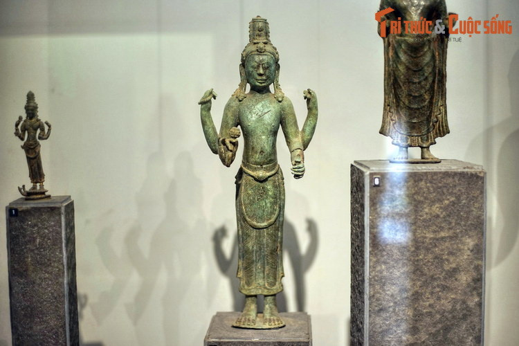 5. Bảo vật quốc gia - tượng Avalokitesvara (Bồ Tát Quán Thế Âm) Hoài Nhơn có niên đại vào khoảng thế kỷ 8-9, được coi là một trong những hiện vật bằng đồng đẹp nhất của vương quốc Chăm Pa được tìm thấy. Tác phẩm nghệ thuật hoàn hảo là minh chứng cho tài năng của nghệ nhân Chăm xưa.