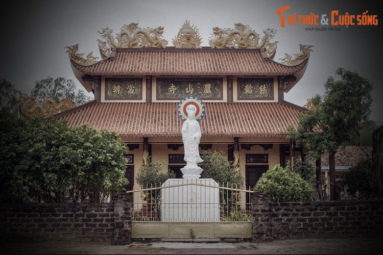 Tọa lạc tại xã Nhơn Hậu, thị xã An Nhơn, tỉnh Bình Định, chùa Nhạn Sơn là nơi đang lưu giữ hai bức tượng Hộ pháp mang những giá trị lịch sử - văn hóa đặc biết. Gần đây, cặp tượng đã được công nhận là Bảo vật quốc gia của Việt Nam.