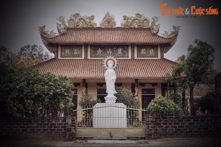 Tọa lạc tại xã Nhơn Hậu, thị xã An Nhơn, tỉnh Bình Định, chùa Nhạn Sơn là nơi đang lưu giữ hai bức tượng Hộ pháp mang những giá trị lịch sử - văn hóa đặc biết. Gần đây, cặp tượng đã được công nhận là Bảo vật quốc gia của Việt Nam.