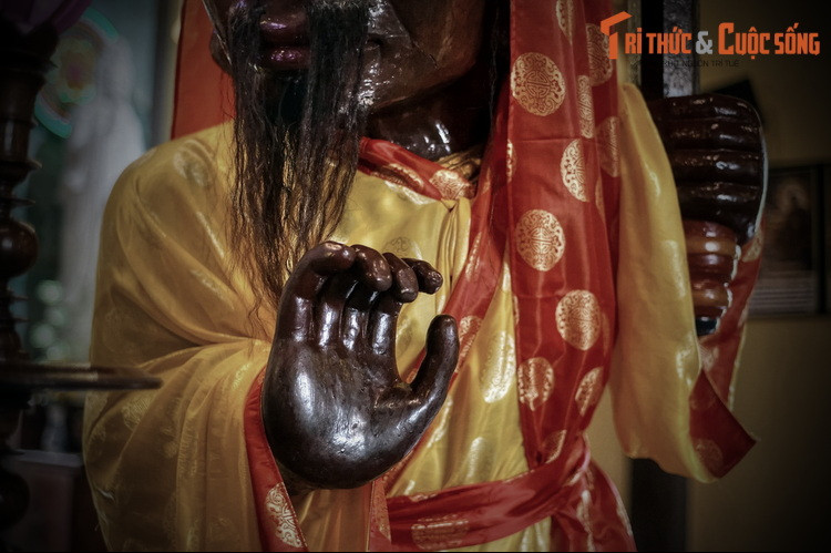 Cả Ông Đỏ và Ông Đen đều thân quen với vua Chiêm Thành (Chăm Pa) thời đó. Có một dịp, cả hai ông sang thăm Chiêm Thành gặp lúc vua Chiêm lâm trọng bệnh. Hai ông đã lập công lớn trong việc chữa trị hết bệnh hiểm nghèo cho vua nước bạn.