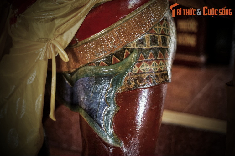 Giai thoại này được ghi chép lại trong nhiều tư liệu cổ với các dị bản khác nhau, nhưng đều nhằm mục đích lý giải về nguồn gốc hai pho tượng cổ ở chùa Nhạn Sơn.