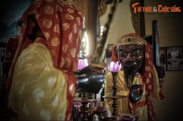 Theo tín ngưỡng của Ấn Độ giáo, Hộ pháp thường được đặt ở trước cổng của đường vào các công trình kiến trúc tôn giáo. Đây chính là vai trò của Ông Đỏ và Ông Đen vào thuở mới được tạo tác.