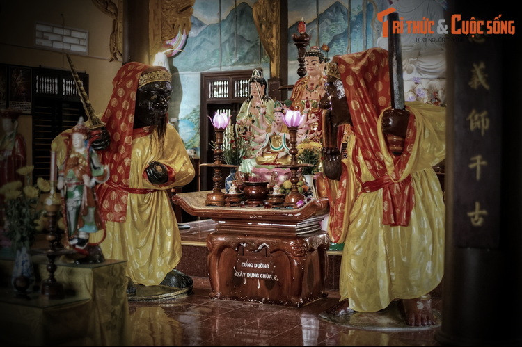 Được xác định có niên đại từ thế kỷ 12–13, mỗi bức tượng có trọng lượng khoảng 800 kg, đứng trên bệ tròn, thân hình lực lưỡng, hơi ngả về phía trước.