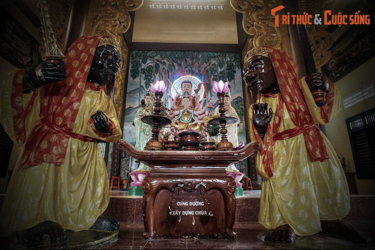 Tương truyền, hai bức tượng cổ này có từ thời người người Chăm còn ở thành Đồ Bàn. Do biến động của thời cuộc, thành Đồ Bàn suy vong, hai pho tượng đã bị chôn vùi trong lòng đất hàng trăm năm, sau đó được người Việt phát hiện, đào lên và thờ dưới tên gọi Ông Đỏ, Ông Đen.